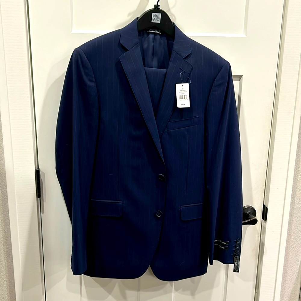 Saks Fifth Avenue Men’s Suit.  NWT. 40R.  Pants 33W.